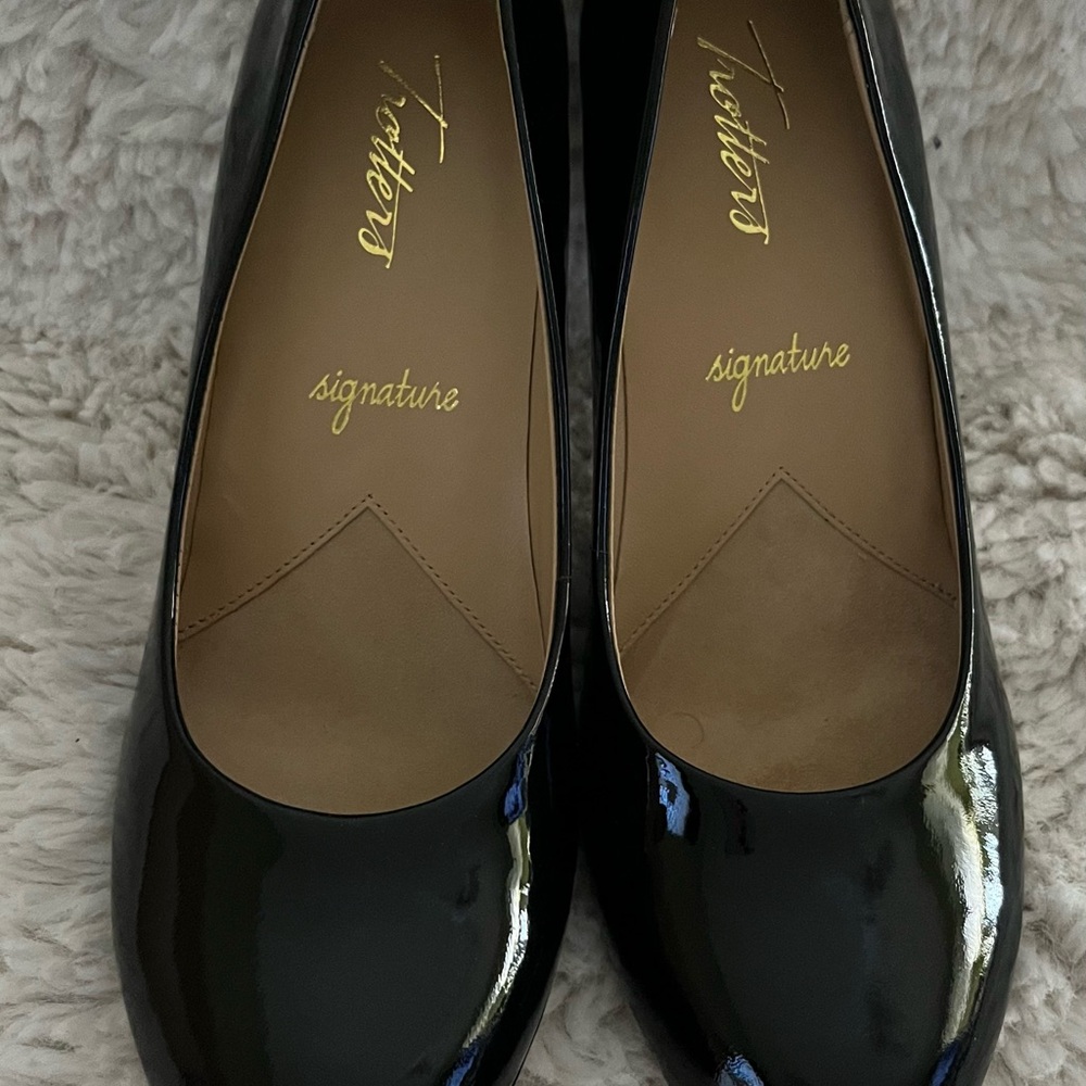 Trotters Black Patent Leather Pumps..NIB
